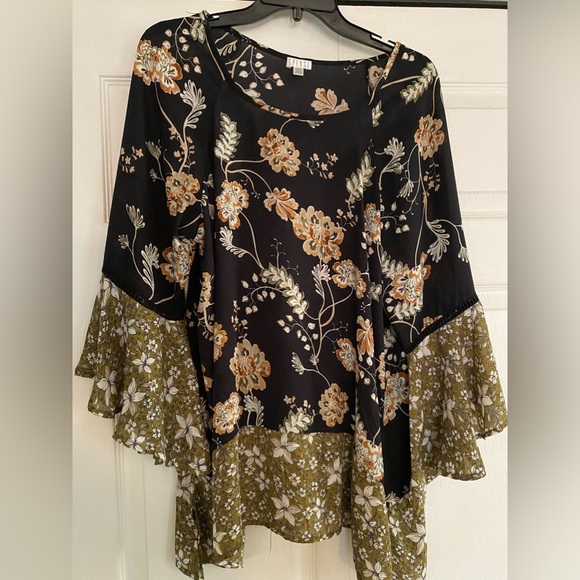 Spense Tops - Ladies multi colored top size L asymmetrical hem and flowing sleeves